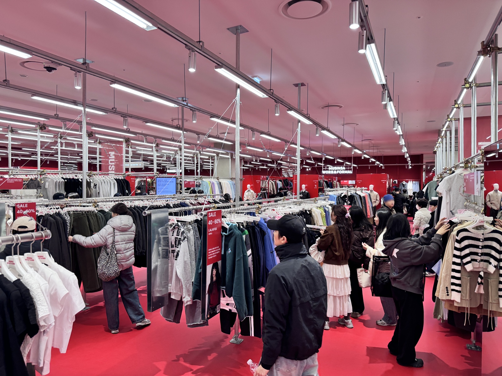 첫날부터 고객 몰려... 롯데몰 은평점, ‘무신사 아울렛’ 1호 매장 오픈 1131-Image